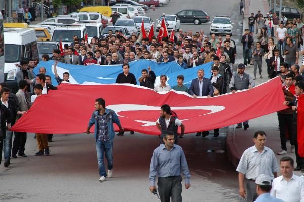 'Bayrağa saygı' için yürüdüler