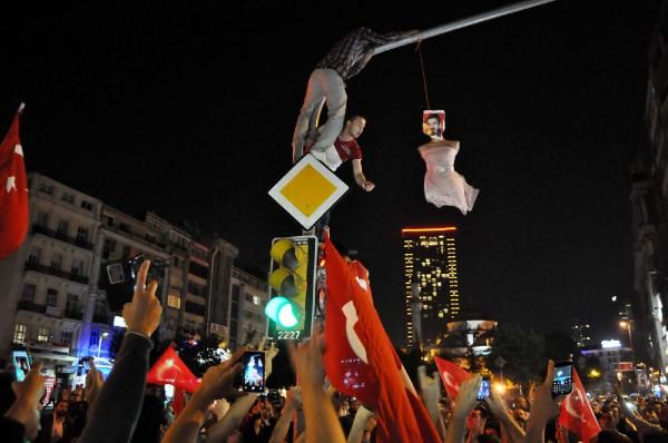 Ülkü Ocakları'ndan "bayrak" yürüyüşü