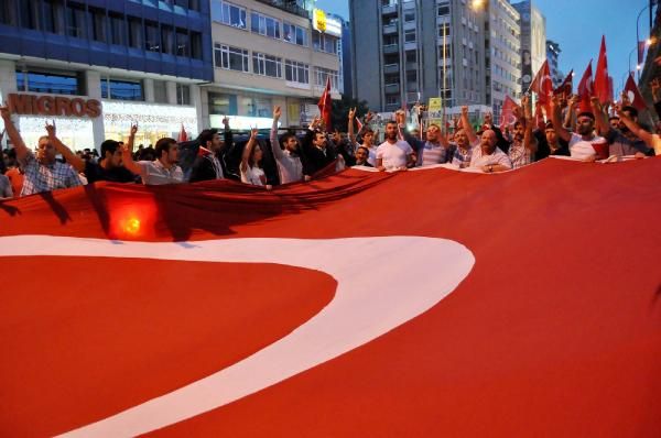 Ülkü Ocakları'ndan "bayrak" yürüyüşü