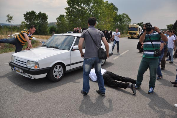 Sinirlenince arabayı üzerine sürdü