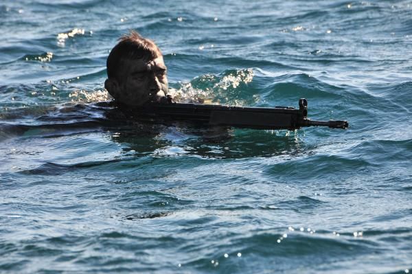 EL, AYAK VE GÖZLERİ BAĞLI DENİZE ATILIYORLAR