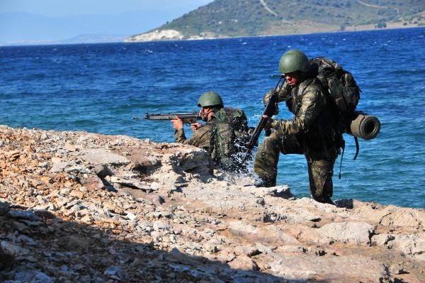 EL, AYAK VE GÖZLERİ BAĞLI DENİZE ATILIYORLAR