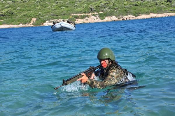 EL, AYAK VE GÖZLERİ BAĞLI DENİZE ATILIYORLAR