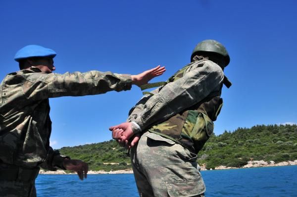 EL, AYAK VE GÖZLERİ BAĞLI DENİZE ATILIYORLAR