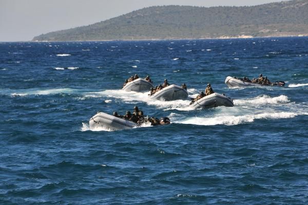 EL, AYAK VE GÖZLERİ BAĞLI DENİZE ATILIYORLAR