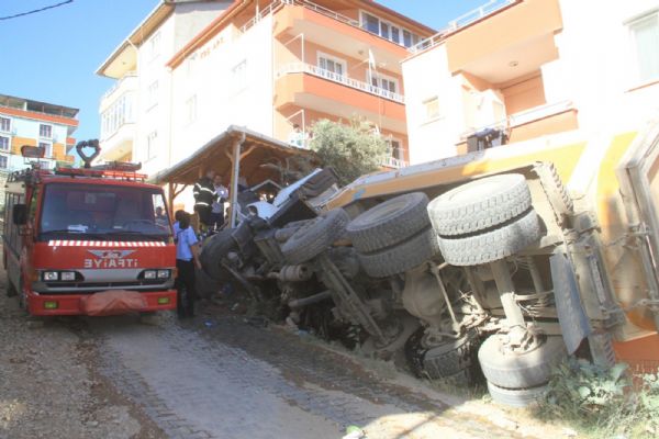 Freni boşalan kamyon dehşet saçtı