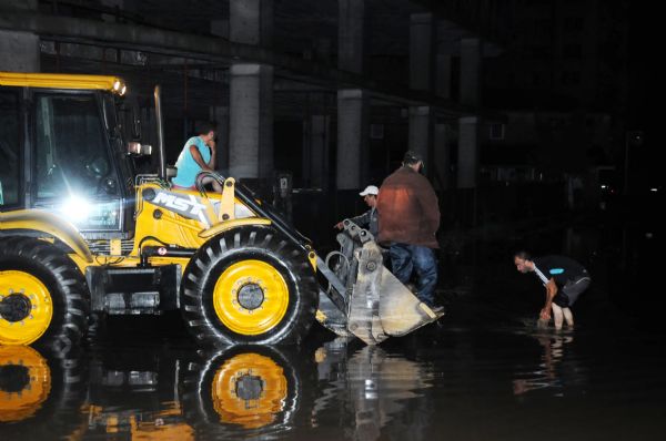 Beklenen yağmur geldi! Temmuz'da sokaklar göle döndü