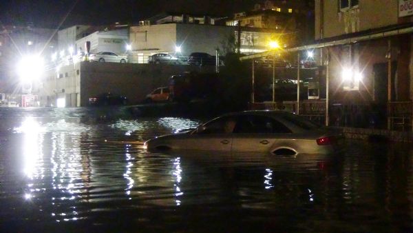 Beklenen yağmur geldi! Temmuz'da sokaklar göle döndü