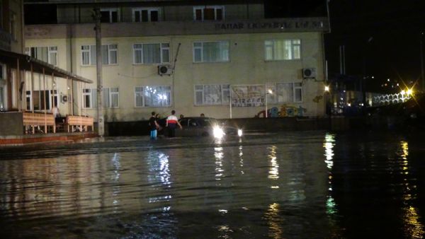 Beklenen yağmur geldi! Temmuz'da sokaklar göle döndü