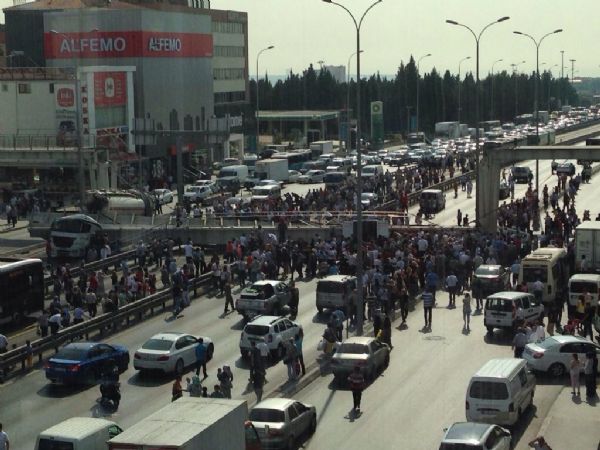 Avcılar'da üst geçit çöktü