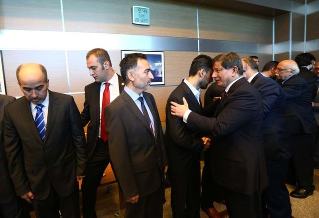 Davutoğlu, serbest bırakılan rehinelerle buluştu