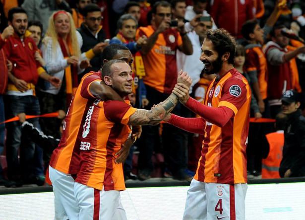 İşte sosyal medyayı sallayan Sneijder mesajları