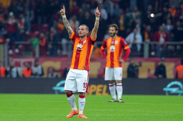 İşte sosyal medyayı sallayan Sneijder mesajları