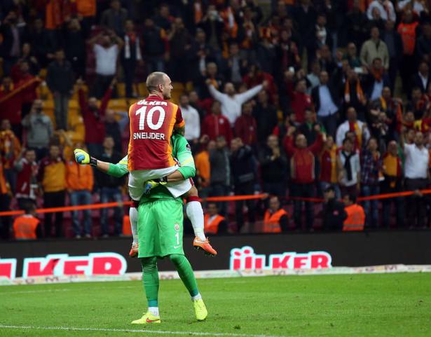 İşte sosyal medyayı sallayan Sneijder mesajları