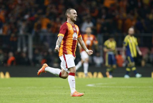 İşte sosyal medyayı sallayan Sneijder mesajları