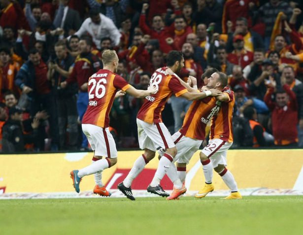 İşte sosyal medyayı sallayan Sneijder mesajları