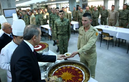 Erdoğan kendi elleriyle ikram etti