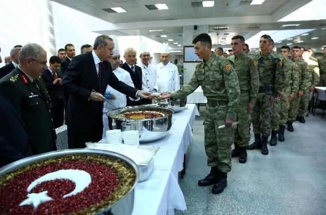 Erdoğan kendi elleriyle ikram etti