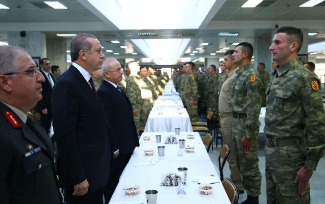 Erdoğan kendi elleriyle ikram etti