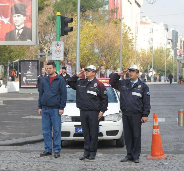 Saat 9'u 5 geçe Türkiye'de hayat durdu