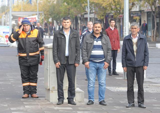 Saat 9'u 5 geçe Türkiye'de hayat durdu