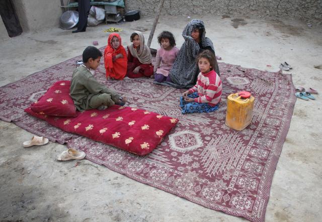 İç savaş mağduru Afgan mülteci çocuklar