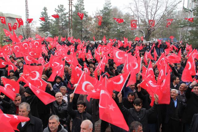 Mardin'de, "Teröre lanet" mitingi ve yürüyüşü