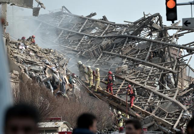 Tahran'da 17 katlı iş yeri çöktü