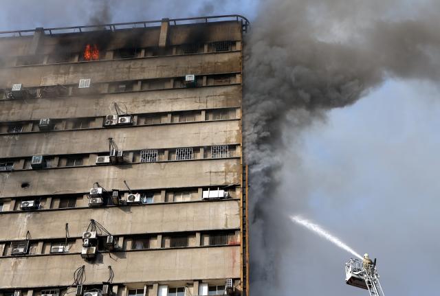 Tahran'da 17 katlı iş yeri çöktü