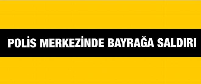 Polis merkezinde bayrağa saldırı