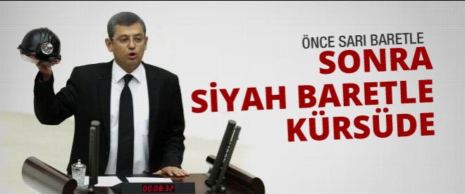 Kürsüye siyah baretle çıktı