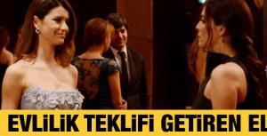 Dizi kıyafetleriyle de dikkat çekiyor