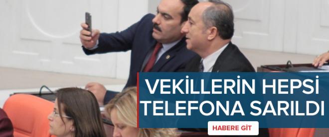 Hepsi telefonlarına sarıldı