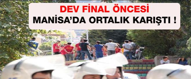 Derbi öncesi Manisada ortalık karıştı: 2 yaralı