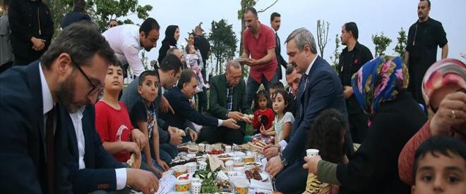 Cumhurbaşkanı Erdoğan vatandaşların iftarına katıldı