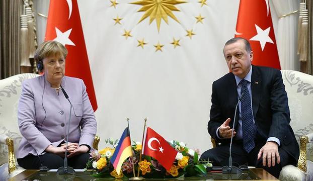 Erdoğandan Merkelin İslamist terör tanımına tepki