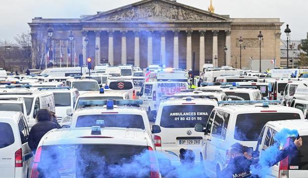 Fransada sarı yeleklilerden sonra ambulans çalışanları ve öğrenciler de sokağa döküldü