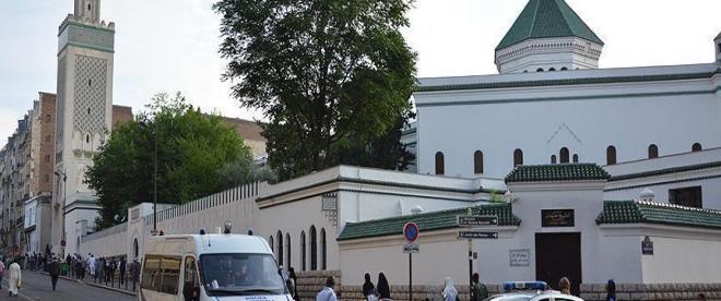 Fransada camiye domuz kafası asıldı