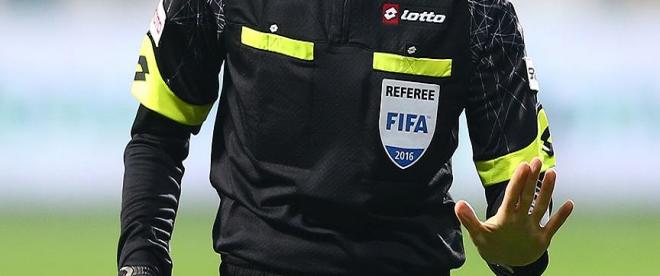 &quot;VAR&quot; uyarısıyla penaltı kararı verdi soyunma odasına giden futbolcuları çağırdı