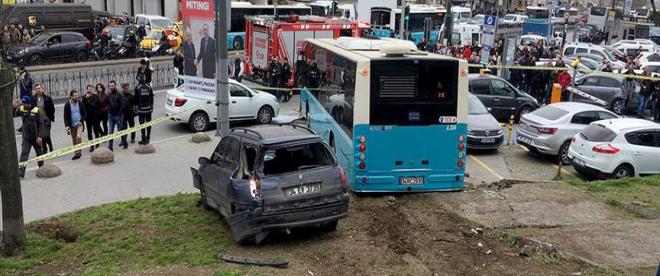 İstanbulda halk otobüsü yaya yoluna girdi: 3 yaralı