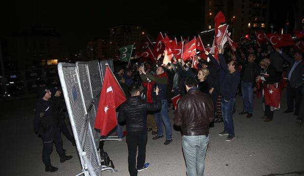 Hollandanın Türkiye temsilcilikleri önünde protesto