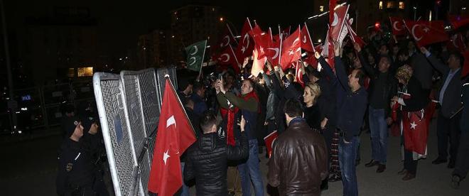 Hollandanın Türkiye temsilcilikleri önünde protesto