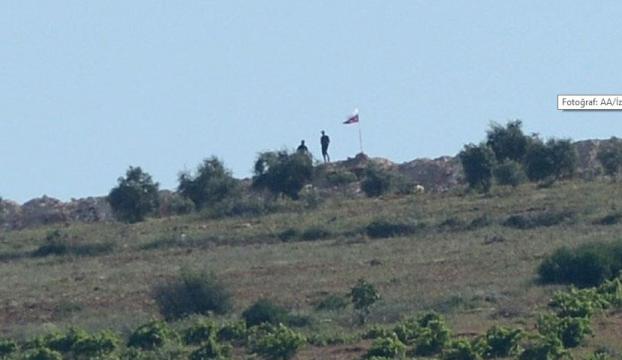 Terör örgütü PYD bölgesinde Suriye ve Rus bayrağı çekildi