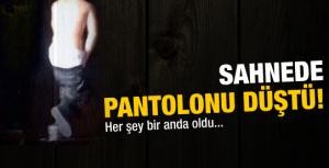 Sahnede pantolonu düştü