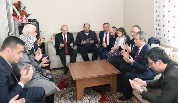 Kılıçdaroğlu şehit ailesini ziyaret etti