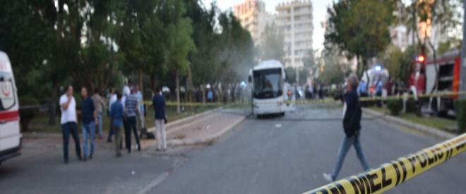 Mersinde polis servis aracının geçişi sırasında patlama