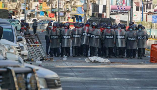 Myanmarda güvenlik güçleri protestoculara karşı gerçek mermi kullandı: 10 ölü