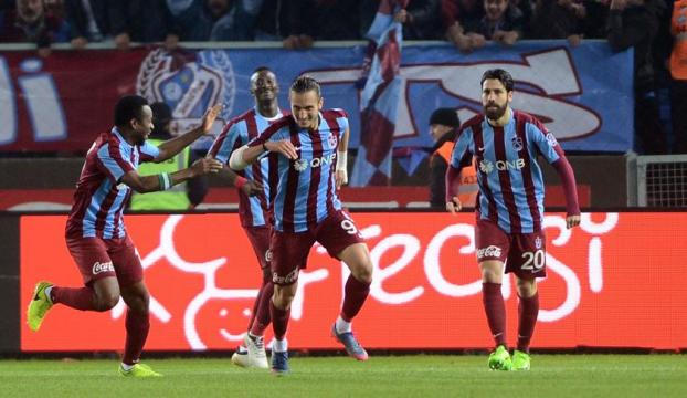 Trabzonspor, Galatasarayı iki golle geçti