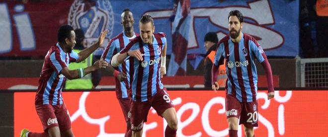 Trabzonspor, Galatasarayı iki golle geçti