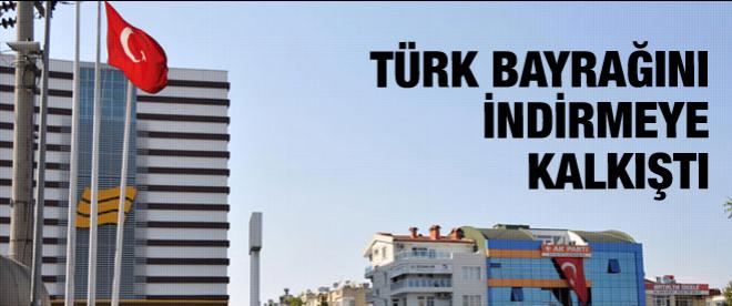 Türk bayrağını indirmeye kalkıştı